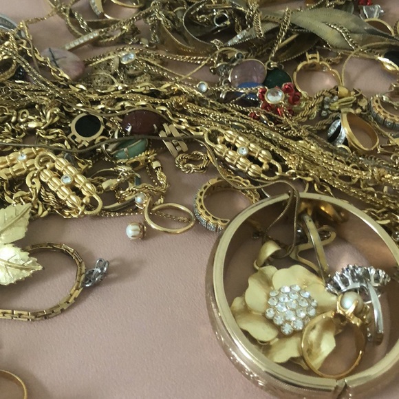 Huge costume jewelry lot. Lots of vintage pieces. - Picture 3 of 6